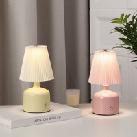 Lampe de table en tissu multicolore, lampe de chevet décorative sophistiquée, lampe de chevet plissée rechargeable couleur crème.