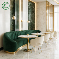 Ensemble table et chaises modernes personnalisables tout-en-un avec banquette incurvée en bois et velours vert, mobilier de restaurant pour hôtel