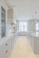 Meubles de cuisine classiques sur mesure, vitrine à perles style Shaker, poignée en laiton, ensemble en MDF pour projets de villas et hôtels