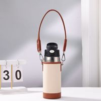 Sac de transport pour bouteille d'eau en cuir PU personnalisé avec bandoulière couvre-gobelet réutilisable porte-bouteille