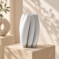 Vase en céramique imprimé en 3D avec des panneaux incurvés en forme de pétales et une forme organique