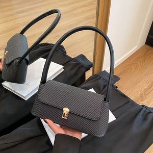 Sac à bandoulière rectangulaire avec boucle en métal pour femme - Product Image 1