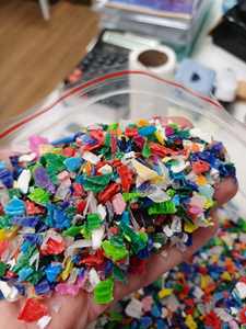 Hojuelas de HDPE Azul Transparente de Alta Pureza (99%), Material Plástico Reciclado Ecológico, Fragmentos para Proceso de Moldeo por Inyección - Product Image 2