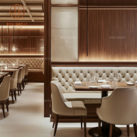 Ensemble de mobilier de café, restaurant, table ronde en bois, canapé incurvé beige et deux chaises individuelles pour les espaces de restauration