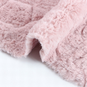 Reciclado sin MOQ <span class=keywords><strong>en</strong></span> relieve microfibra imitación conejo poliéster felpa tela para hogar ropa textil invierno Manta - Product Image 4
