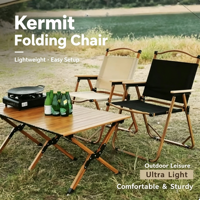 Ensemble de camping pliable moderne pour l'extérieur, table en bois et acier et chaises en tissu, écologique, portable pour le glamping et les pique-niques