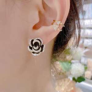 ต่างหูรูปดอกกุหลาบประดับเพชร - Product Image 4