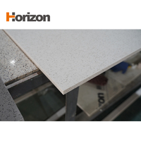 Comptoir en quartz blanc poli au design moderne, grandes dalles, carreaux muraux, plateau de table, usage hôtelier, étanche, garantie 5 ans