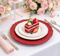 Assiette de présentation en plastique rouge, bord festonné décoratif pour la mise en table de mariage, banquet ou fête
