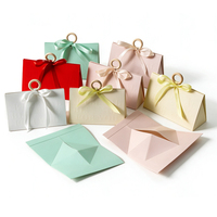 Boîte cadeau triangulaire pliable de luxe écologique avec logo personnalisé, fermeture magnétique, poignée, boîte de transport en papier portable pour la vente au détail