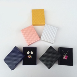 Coffret à bijoux en papier avec logo personnalisé, doublure en éponge tendance, finition mate, pour bague/boucles d'oreilles/collier, emballage cadeau, plusieurs couleurs - Product Image 1