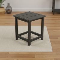 Tables et chaises d'extérieur pliables et empilables en HDPE, résistantes aux températures extrêmes (-40°C), testées pour une utilisation toute l'année dans les cours nordiques.