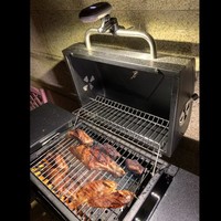 Lampe de barbecue LED rechargeable USB-C avec affichage numérique et marche/arrêt automatique, support rotatif réglable à 360° et étanche.