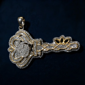 Colgante de moda personalizado: crea tu colgante de estilo único con diamante de moissanita VVS, chapado en oro sobre plata de ley 925, colgante con incrustaciones de circonitas. - Product Image 3