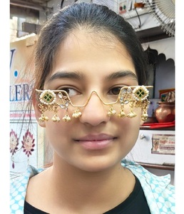 Marcos de Joyería Étnica India Tradicional con Perlas Doradas y Piedras Verdes Kundan para Mujer, para Uso Nupcial - Product Image 1