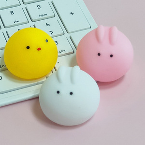 ของเล่นบีบมีเสียงขนาดเล็ก 3 ซม. รูปไก่สีเหลืองและกระต่ายสีชมพู ทำจากยางนุ่ม บีบคลายเครียด ของขวัญสุดสร้างสรรค์สำหรับเด็กและผู้ใหญ่ - Product Image 3