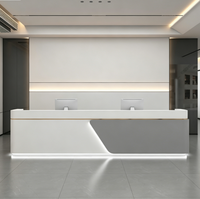 Bureau d'accueil moderne sur mesure effet marbre avec accents métalliques et éclairage LED pour bureau d'entreprise ou hôtel