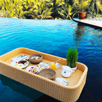 Plateau flottant rond en rotin de luxe personnalisé Lakuna pour le brunch, le petit-déjeuner, la piscine, plateau flottant pour servir des aliments et du thé