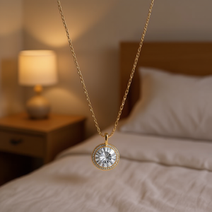 Collar con Colgante de Diamante en Forma de Letra M, Cadena de 2 cm, Acero, Oro, Plata - Product Image 3