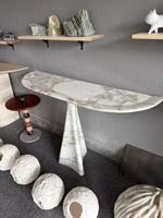 Table console sur mesure en marbre Calacatta Gold, plateau semi-ovale en pierre, pieds en dalle, pour entrée, villa, hôtel, couloir