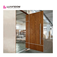 Portes d'entrée doubles résidentielles en bois avec cadre en verre et grille de sécurité personnalisée, design rond en haut