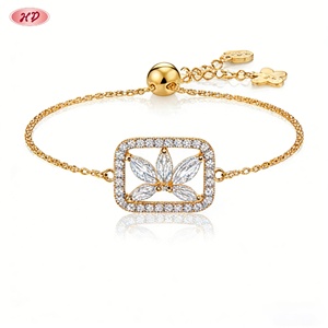 Bracelet de poignet délicat et élégant en laiton plaqué or 18 carats, avec cadre carré, feuille et zircone cubique, chaîne coulissante réglable, bijou de main tendance - Product Image 6