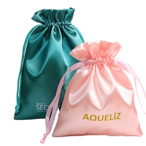 Sacs de luxe en satin de soie à cordon coulissant pour perruques, sacs en satin personnalisés avec logo pour lingerie et cheveux - Product Image 1