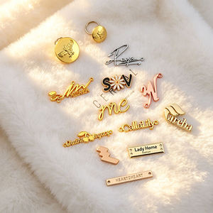 Étiquettes métalliques en alliage de zinc, finition brillante, logo personnalisé pour boîtes de parfum, emballage cadeau de luxe, vente en gros en usine, service OEM en vrac - Product Image 1