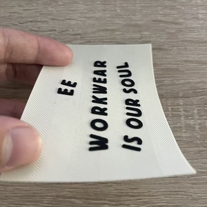 Etiquetas de Silicona Avanzadas Más Vendidas de <span class=keywords><strong>2026</strong></span>, Tejido de Sarga con Estampado, Logotipo de Silicona 3D Ecológico, Texto para Ropa de Trabajo, Manga y Brazo - Product Image 5