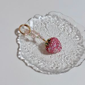 Breloques de téléphone promotionnelles 2026 en gros, porte-clés en alliage et argile polymère, design fraise 3D mignon entièrement orné de diamants, durables - Product Image 3
