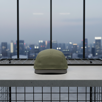 Casquette de sport 5 panneaux vert olive 320 GSM perforée au laser style Richardson à profil haut avec corde et visière plate pour activités de plein air