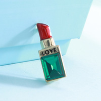 Venta al por mayor de joyería de moda personalizada Fondo Verde en forma de lápiz labial broches de cristal amor carta Rosa broche para señora camisa