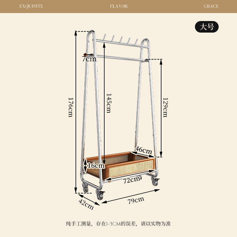 Perchero tipo A de 79 cm con estructura de madera y ruedas de cristal.