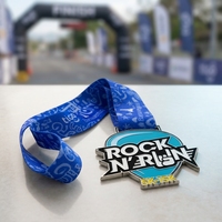 Médaille sportive personnalisée en métal en forme de bouclier, médaille de récompense moulée sous pression pour marathon, triathlon