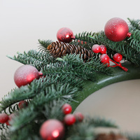 Guirlande de Noël givrée avec des ornements en boules roses et rouges, des pommes de pin, guirlande à suspendre pour la porte d'entrée, décoration de Noël pour la maison et les fêtes