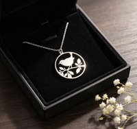 Collier pendentif oiseau creux en acier inoxydable sur branche, collier minimaliste avec découpe ronde oiseau et feuille, bijou quotidien pour femme, cadeau