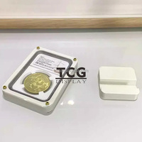 TCG Personnalisé Acrylique IGC NGC PCGS Autocollants Graded Coin Case Pour Dalle Mallette De Rangement Cadre D'affichage En Silicone Avec Support Porte-Monnaie