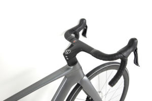 Vélo de route en fibre de carbone avec roues en carbone 700C et freins à disque hydrauliques pour hommes et femmes, idéal pour la ville - Product Image 4