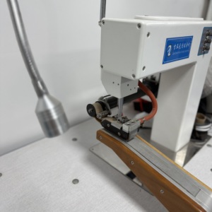 Máquina Overlockadora de Ropa Interior JY-601C: Plegado Eficiente y Unión Lateral de Costuras - Product Image 3