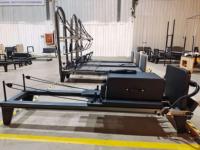 2026 Coral OEM Hochwertiger schwarzer Reformer Pilates Tower – Professionelles Tower-Bett aus Aluminium für Pilates-Reformer-Geräte