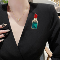 Venta al por mayor de joyería de moda personalizada Fondo Verde en forma de lápiz labial broches de cristal amor carta Rosa broche para señora camisa