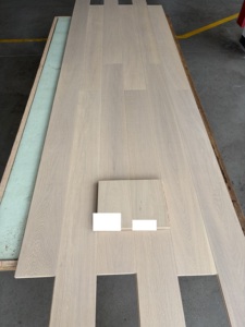Parquet en <span class=keywords><strong>bois</strong></span> d'ingénierie en chêne européen <span class=keywords><strong>de</strong></span> qualité AB, <span class=keywords><strong>blanchi</strong></span>, brossé, laqué, multicouche, avec sous-couche en liège - Product Image 2