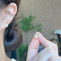 Orecchini a lobo da donna in oro giallo 18K con diamanti coltivati in laboratorio, moissanite e ear cuff