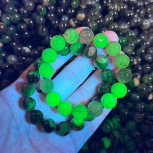 Bracelet en <span class=keywords><strong>agate</strong></span> fluorescente en gros avec réaction UV, perles d'<span class=keywords><strong>agate</strong></span> volcanique naturelle pour bijoux en pierres précieuses - Product Image 1
