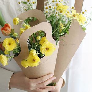 Borsa per carte di carta Kraft stile coreano di san valentino fiori e piante Bouquet Tote Bag semplice letteratura e arte - Product Image 5