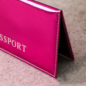 Vendita calda porta passaporto <span class=keywords><strong>in</strong></span> <span class=keywords><strong>pelle</strong></span> sintetica lucida per il viaggio Shinny copertina del passaporto può Logo personalizzato - Product Image 3