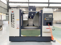 Centre d'usinage CNC vertical de précision en métal à 3 axes et 5 axes de Chine, machine de fraisage CNC BT40 VMC650 8000 tr/min