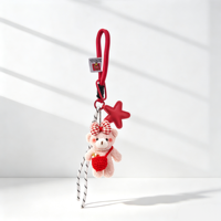 Breloque de sac Ours en peluche tendance et esthétique avec mini pochette au crochet, figurine artisanale, attache en paracorde pour sac à dos