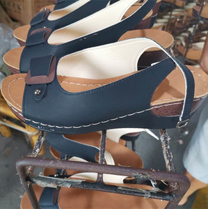 Sandales d'été grande taille pour femme, confortables, à talon compensé, en PU, ultra-légères, à semelle épaisse, style mode et loisirs, pour le commerce international. - Product Image 3