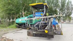 آلة رصف الأسفلت فوجل 2100-2 مستعملة عالية الجودة وفعالة من حيث التكلفة، سرعة 25 متر/دقيقة، إنتاجية 1100 طن/ساعة، تكلفة صيانة منخفضة، أصلية 100% ألمانية بسعر منخفض - Product Image 4